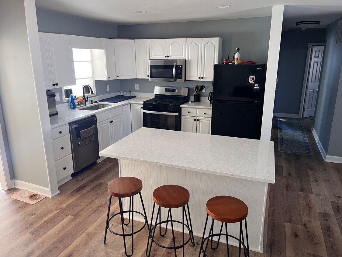 Foto principal - 243 Turnwood Dr