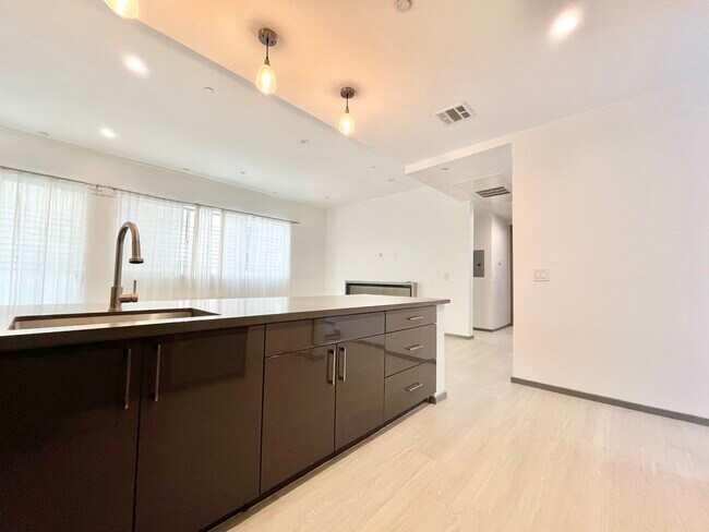 Foto del edificio - 1063 S Wooster St