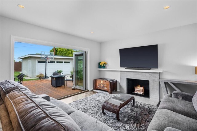 Primary Photo - 6133 E Oakbrook St