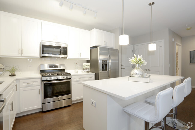 1 Bed+Den - Kitchen - 320 N Ellsworth Street