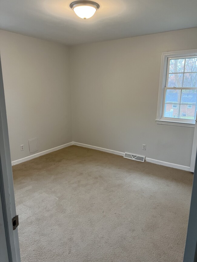 Master bedroom - 2311 Larkspur Dr