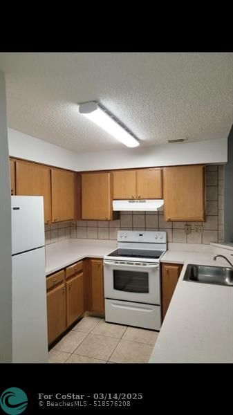 Building Photo - 2550 SW 18th Terrace