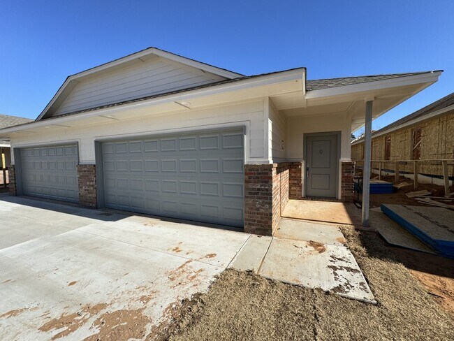 Building Photo - Luxury NEW 3 Bedroom 2 Bathroom Duplex wit...