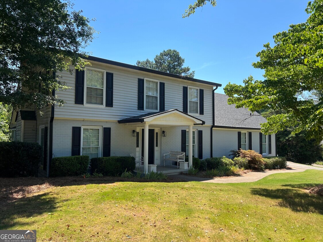 Primary Photo - 8 Pine Ridge Dr