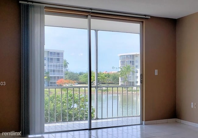 Building Photo - 1 br, 1.5 bath  - 2949 Point East Dr