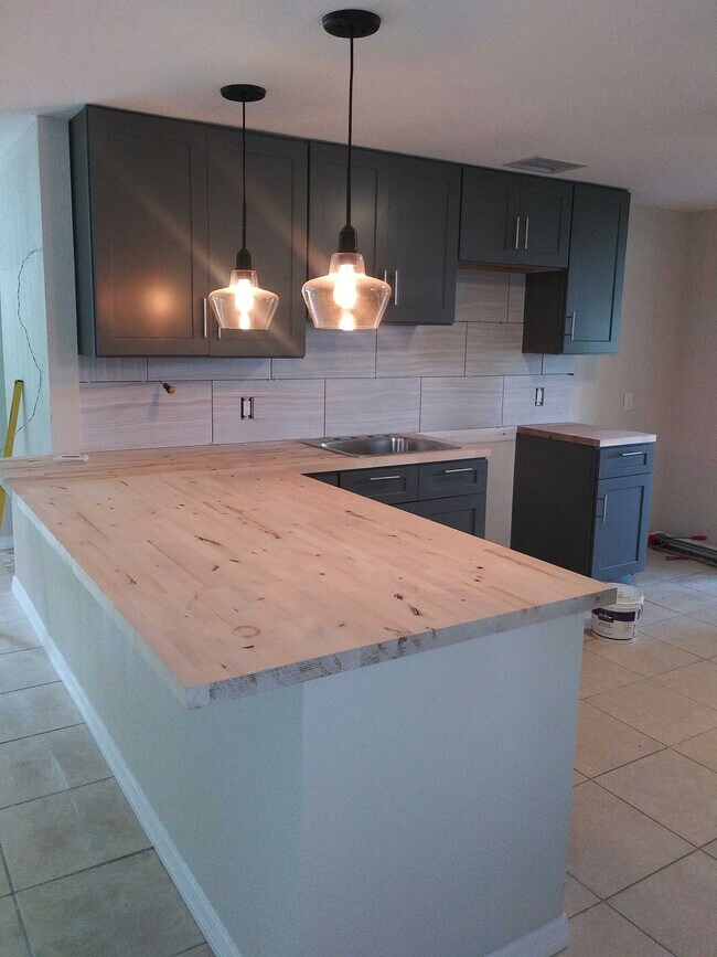 Building Photo - 1195 Green Ave