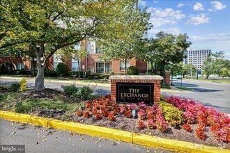 Building Photo - 4860 Eisenhower Ave