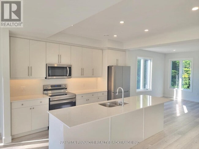 Building Photo - 990 Deveron Crescent