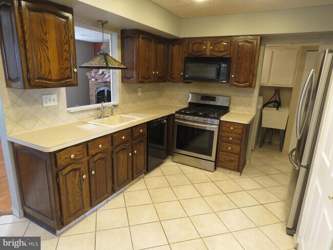 Building Photo - 6240 Patrick Henry Ct