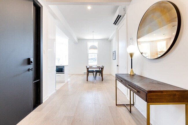 Photo du bâtiment - 4500 Rue Hutchison