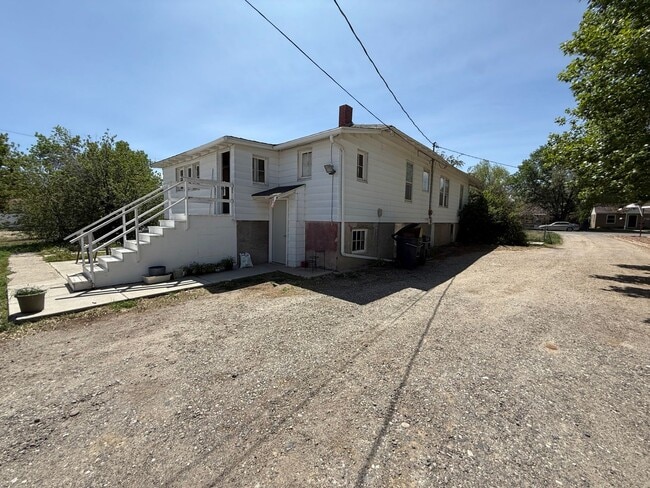 Building Photo - 825 N Broadway Ave