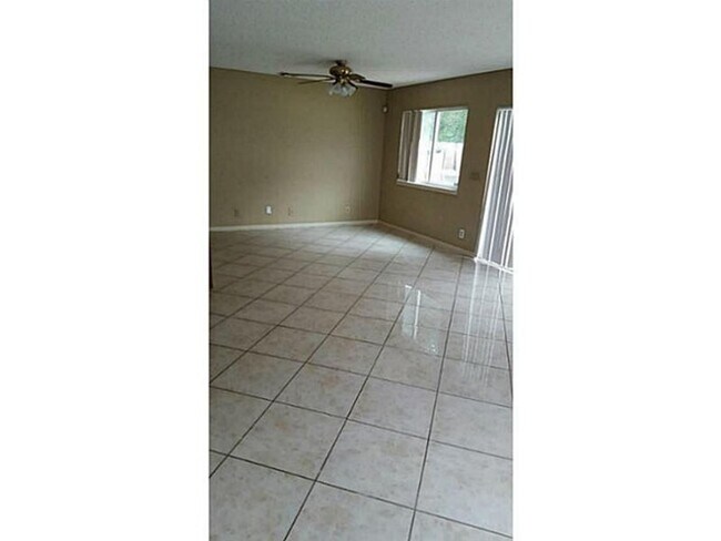 Foto del edificio - 4674 Lakeside Cir