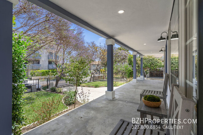 Foto del edificio - Charming Bungalow in the Heart of Larchmon...