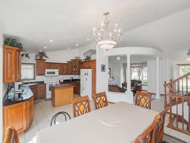 Building Photo - 809 S Outlook Dr