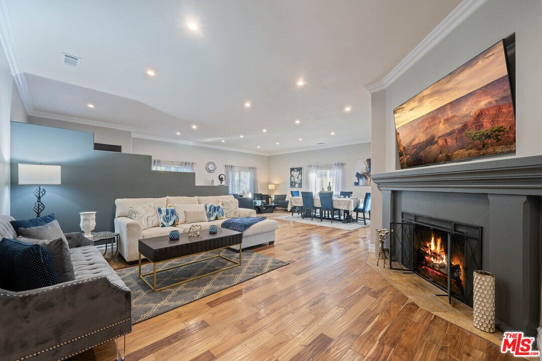 Foto principal - 5181 Densmore Ave