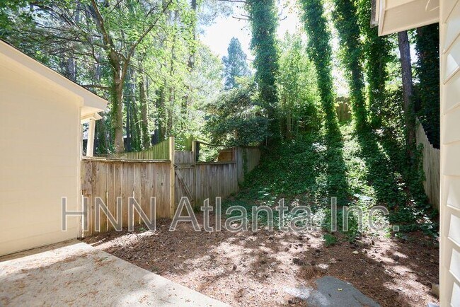 Foto del edificio - 5646 Executive Way