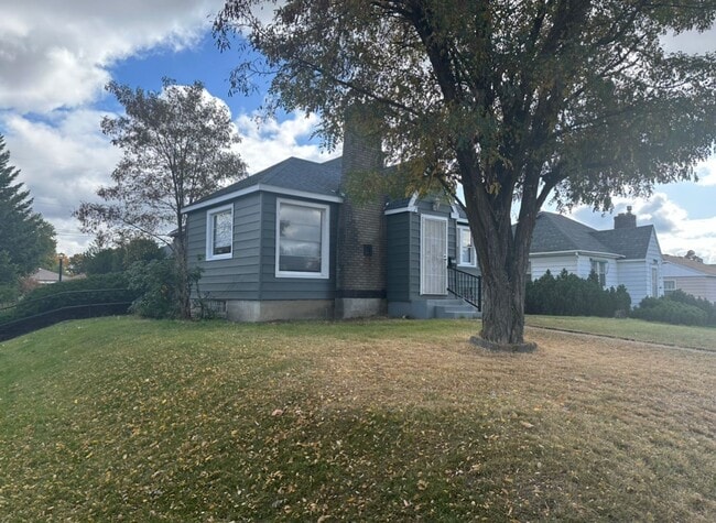Building Photo - 4028 N Maple St