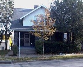 Building Photo - 626 W College Ave