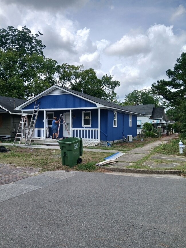 Building Photo - 521 Swann St