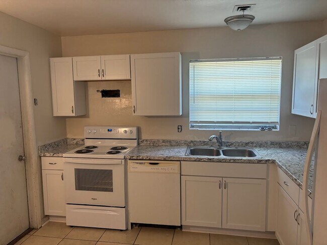 Building Photo - Spacious 4 Bedroom/2 Bath