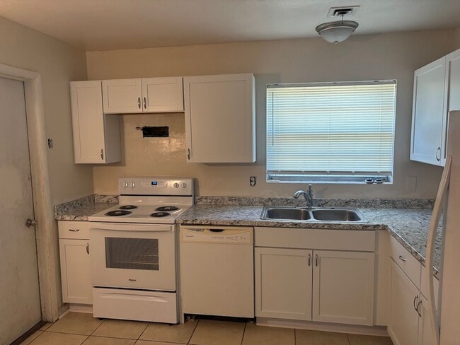 Foto del edificio - Spacious 4 Bedroom/2 Bath
