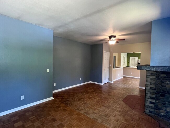 Foto del edificio - Spacious 4-Bedroom Home Across from Silver...