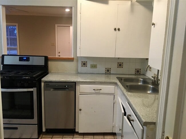 Building Photo - 5104 N Hall St
