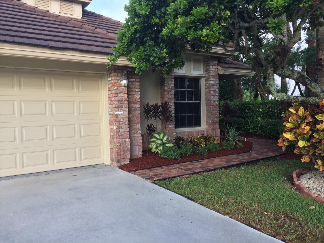 Primary Photo - 8053 Allspice Dr