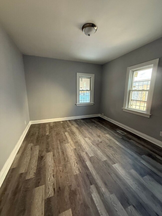 Building Photo - 3bd Single Lee/Harvard Section 8