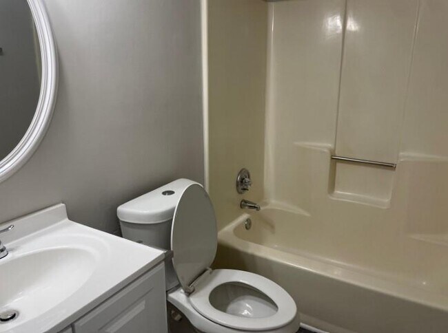 Building Photo - 1052 Dassow Ct
