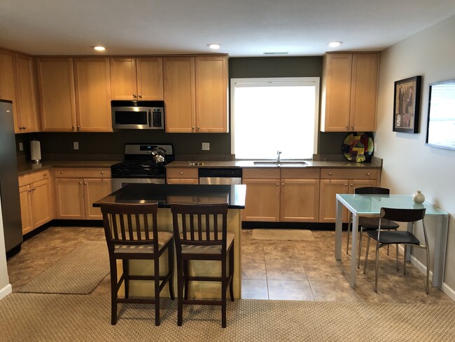 Building Photo - 400 Oakhill Dr