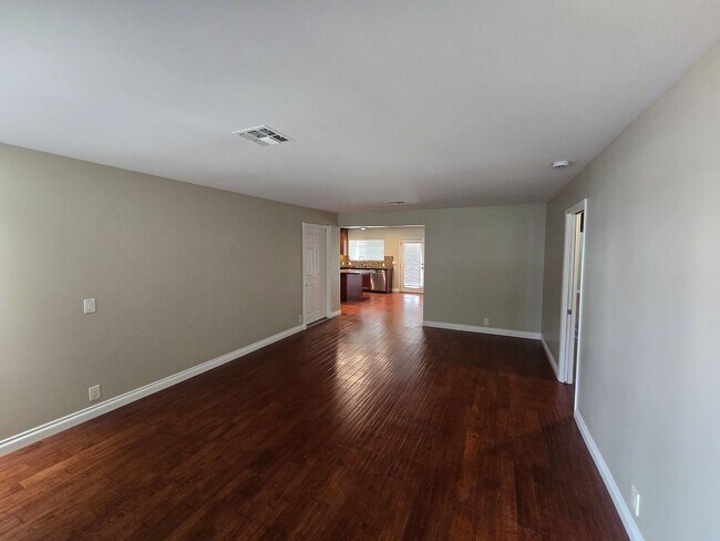Building Photo - This beautifully updated 3-Bedroom, 2-Bath...