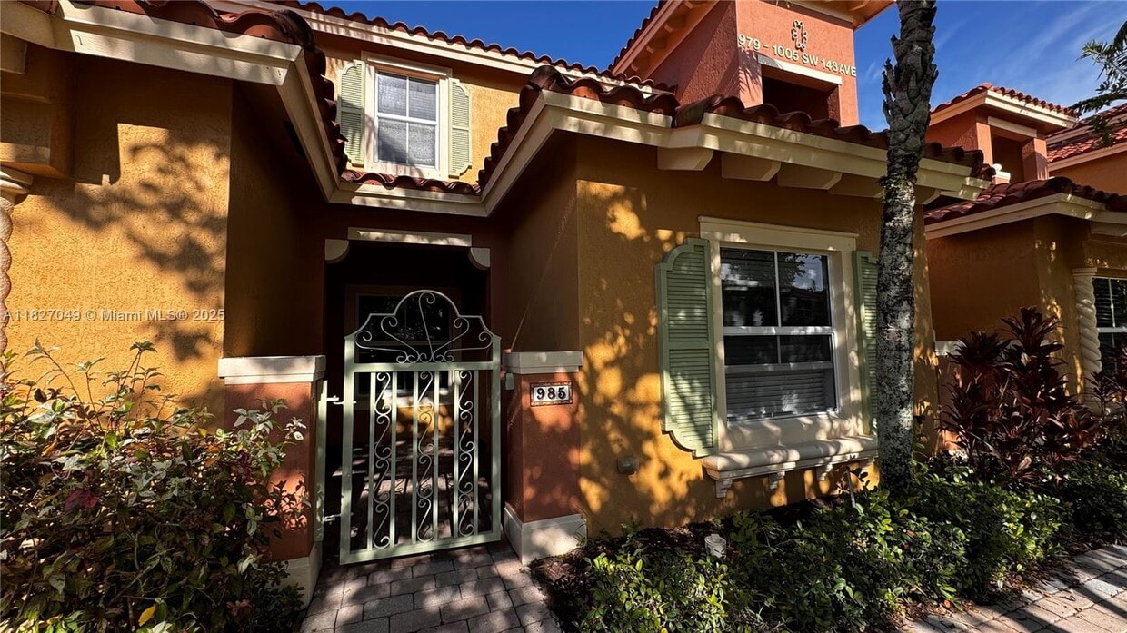 Primary Photo - 985 SW 143rd Ave