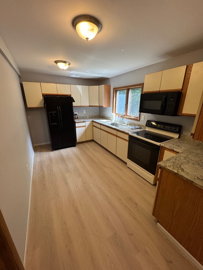 Kitchen - 15 Starr Ave