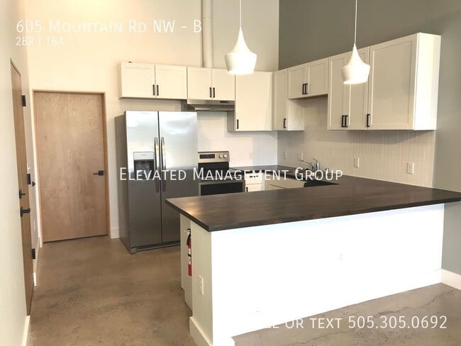 Foto del edificio - 605 Mountain Rd NW