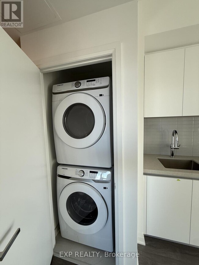 Photo du bâtiment - 4015 The Exchange