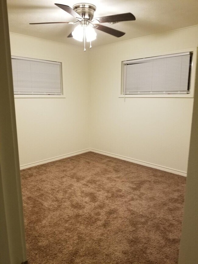 Building Photo - Preleasing Mid March