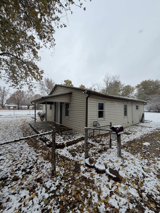 Primary Photo - Freshly Renovated Home in Convenient Locat...