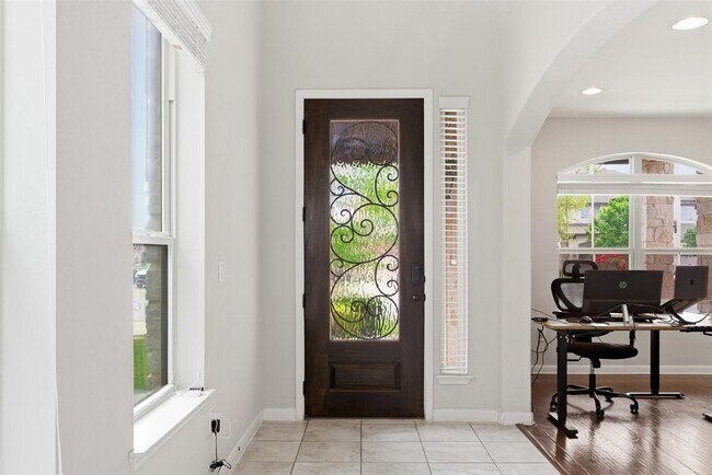 Foto del edificio - 2409 Muzzie Ln