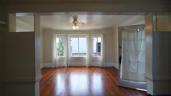 Foto del edificio - 4 bedroom in Oakland CA 94609