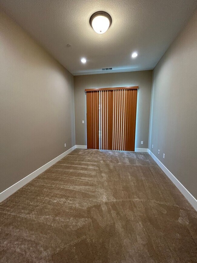 Building Photo - 3 Bedroom 2 Bathroom Luxury 55+ Living in Twin Oaks