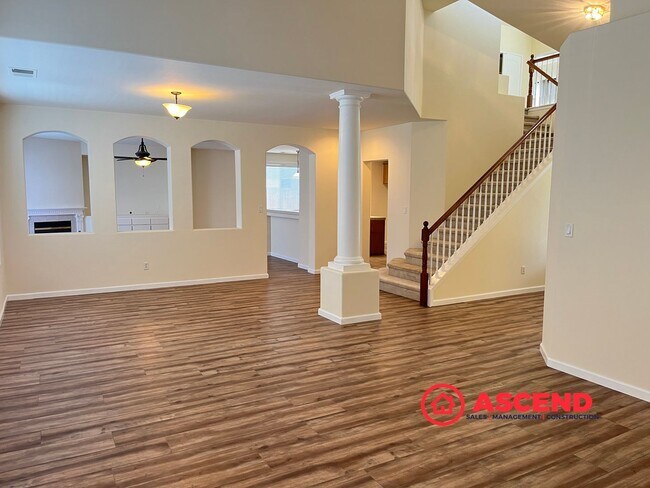 Foto del edificio - Spacious 5 Bedroom, 3 Bathroom Home with Pool in Northwest Bakersfield