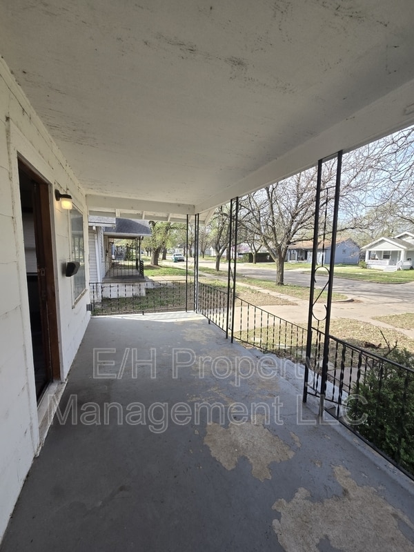 Building Photo - 526 N Martinson Ave