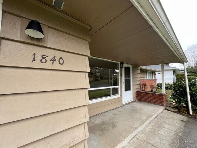 Building Photo - Mid Century Ranch 3 Bedroom 1 Bath  Home i...
