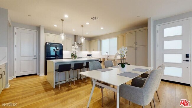 Building Photo - 4 br, 2.5 bath House - 2064 Woodland Walk