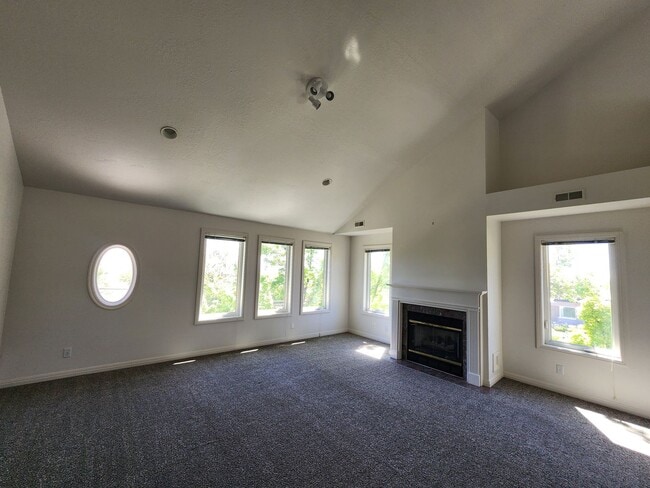 Building Photo - 462 N St E