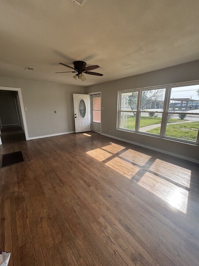 Foto del edificio - 206 E Belknap St