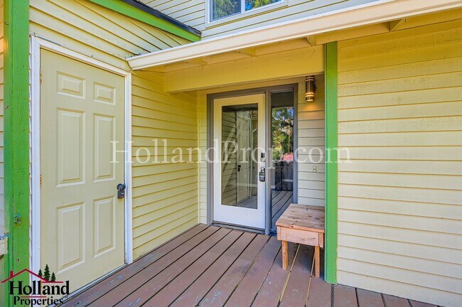 Foto del edificio - Charming Home Near Parks and Trails in Por...