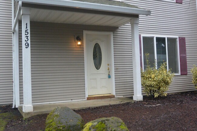 Building Photo - Lovely Harney Heights 4-Bedroom Town-Home ...