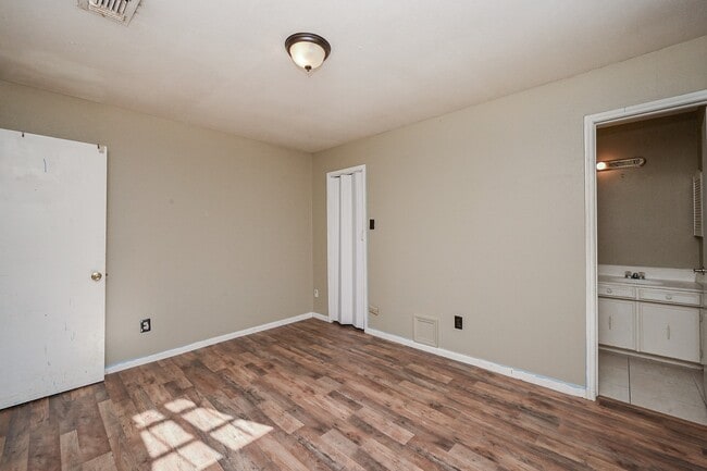 Foto del edificio - 9630 Glenwood Forest Dr